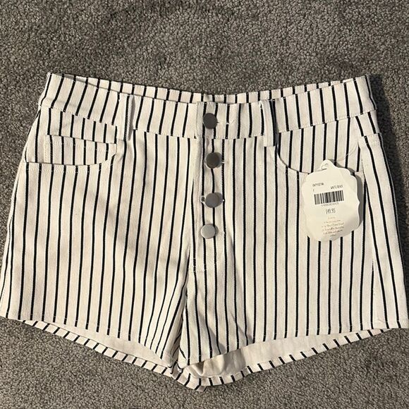 NWT Alter’d State Black and White Striped Shorts. Size 7 - Picture 1 of 8